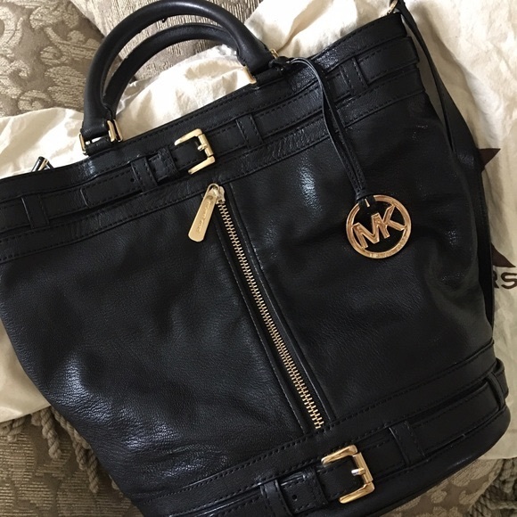Michael Kors Handbags - CLEARANCE🎉HP🎉 Michael Kors Black Leather Bag
